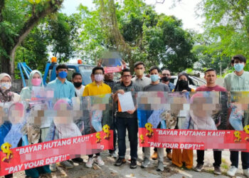 SHAHARIZAD Shahrul Asmawi (tengah) bersama mangsa lain yang ditipu pasangan suami isteri bergelar 'doktor' dalam sidang akhbar di Ipoh hari ini.