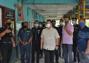 TUANKU Syed Faizuddin Putra Jamalullail (tiga dari kanan) berkenan berangkat singgah bagi menyempurnakan program  Mahabbah Aidilfitri MAIPs -Wilayah Satun 2022 anjuran MAIPs.