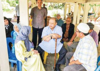 TUANKU Syed Sirajuddin Jamalullail (tengah) beramah mesra bersama rakyat di sebuah kampung di Arau, Perlis sebelum pandemik Covid-19 melanda negara.