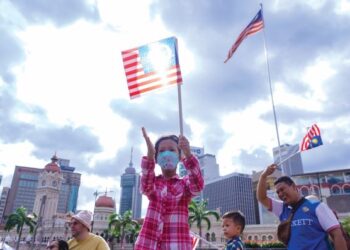 DENGAN mengibar Jalur Gemilang, sebenarnya bukan sahaja memperlihat, kita juga mengisytihar kesetiaan kita kepada negara tercinta ini. – UTUSAN/SHIDDIEQIIN ZON