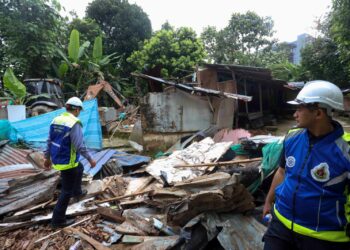 PETUGAS Majlis Perbandaran Sepang melakukan kerja-kerja pembersihan penempatan PATI di Cyberjaya, Putrajaya. - UTUSAN/FAISOL MUSTAFA