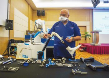 SESUATU kerja atau proses pekerjaan akan menjadi lebih cepat dan cekap dengan penggunaan robot dan mesin, sekali gus membantu pertumbuhan ekonomi negara. – UTUSAN/SHIDDIEQIIN ZON