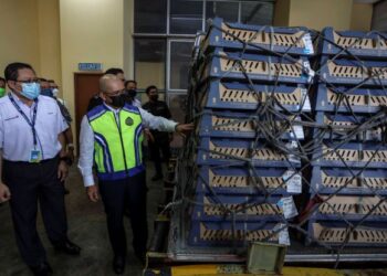 RONALD Kiandee melihat barangan akan dieksport ke luar negara ketika membuat tinjauan operasi pemeriksaan dan penguatkuasaan Maqis di KLIA Kargo, Sepang, Selangor. -UTUSAN/FAISOL MUSTAFA