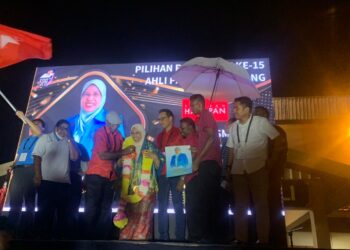 Rodziah menerima kalungan bunga selepas memenangi kerusi panas Parlimen Ampang.