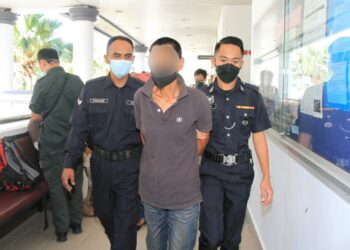 LELAKI yang dituduh melacurkan anak saudaranya dibawa keluar dari Mahkamah Sesyen Alor Setar hari ini. - UTUSAN/MOHD. RAFIE AZIMI