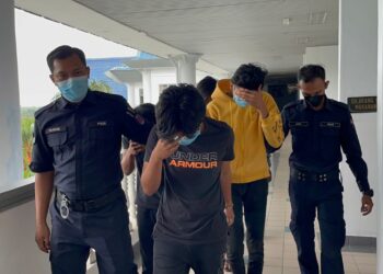 KESEMUA tertuduh diiring keluar anggota polis selepas mengaku tidak bersalah di Mahkamah Sesyen, Ayer Keroh, Melaka atas pertuduhan melakukan rogol secara beramai-ramai dan amang seksual fizikal.