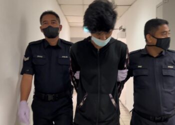REMAJA yang dituduh merogol adik kandungnya dibawa ke Mahkamah Sesyen, Kuala Terengganu, hari ini. - UTUSAN/TENGKU DANISH BAHRI TENGKU YUSOFF