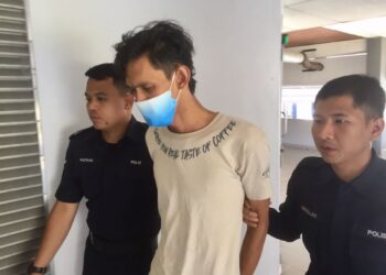 MUHAMMAD Ikram Safwan Azmi (tengah) yang mengaku tidak bersalah merogol seorang remaja bawah umur dibawa keluar dari Mahkamah Sesyen di Kuala Terengganu, hari ini. - UTUSAN/TENGKU DANISH BAHRI TENGKU YUSOFF