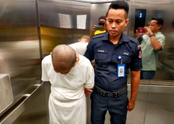 WARGA emas yang  didapati bersalah merogol dan melakukan amang seksual fizikal ke atas dua cucu tirinya dibawa keluar dari Mahkamah Sesyen di Kuala Terengganu, hari ini. - UTUSAN/ TENGKU DANISH BAHRI TENGKU YUSOFF