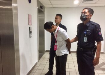 MUHAMMAD Syafiq Arman Mohd. Shuhaimi (tengah) yang mengaku salah merogol kekasihnya dibawa keluar dari Mahkamah Sesyen Kuala Terengganu, Terengganu, hari ini. - UTUSAN/TENGKU DANISH BAHRI TENGKU YUSOFF