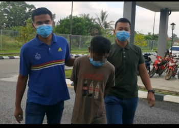 TERTUDUH (tengah) diiringi oleh anggota polis semasa menghadiri perbicaraan di Mahkamah Sesyen Kota Bharu, Kelantan hari ini. - UTUSAN/ROSALWANI CHE SOH