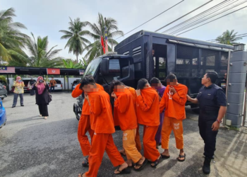 TERTUDUH diiringi anggota polis atas tuduhan merogol remaja perempuan berusia 14 tahun ketika dibawa ke Mahkamah Majistret Bachok, Kelantan hari ini. - UTUSAN/ROSALWANI CHE SOH