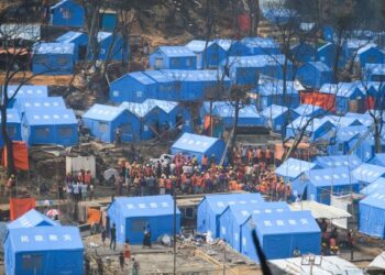 PELBAGAI agensi memberikan bantuan bagi pembinaan semula kem pelarian Rohingya yang musnah teruk akibat kebakaran di Ukhiya, Bangladesh. -AFP