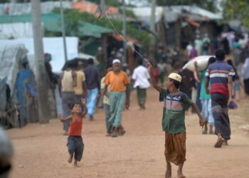 PELARIAN kanak-kanak Rohingya bermain layang-layang di kem pelarian Kutupalong.-AFP
