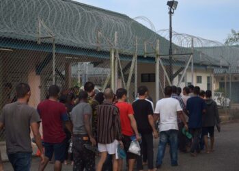 Pelarian Rohingya dibawa ke Depot Tahanan Imigresen selepas ditahan kerana memasuki Malaysia secara haram.