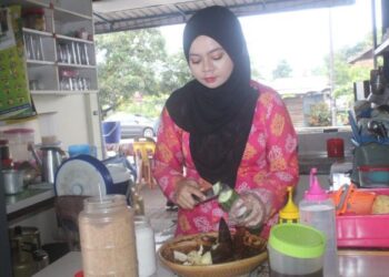 NORFATIN Nabila Lokman menyiapkan Rojak Petis Likat yang ditempah pelanggan dikedainya di Medan Selera MPPn Jalan Bakek di Pontian, Johor. -UTUSAN/MUHAMMAD ZIKRI
