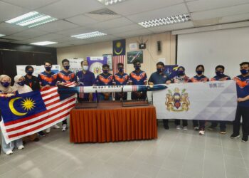PASUKAN WAU Roketry USM bersama Roket Hebat yang akan dipertaruhkan dalam Spaceport America Cup 2022 di New Mexico, Amerika Syarikat pada 20 hingga 25 Jun ini. - UTUSAN/IQBAL HAMDAN