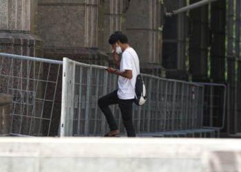 ORANG orang ramai dinasihatkan tidak merokok di kawasan larangan bagi mengelakkan dikenakan tindakan di samping untuk melindungi golongan bukan perokok daripada bahaya asap.