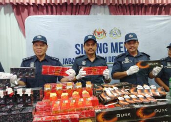 SAZALI MOHAMAD (tengah) menunjukkan sebahagian daripada rampasan rokok terbesar direkodkan Kastam Johor dalam sidang akhbar di Ibu pejabat Kastam Johor, di Johor Bahru.