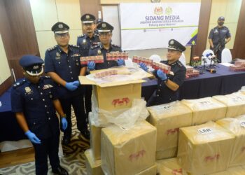 WAN APANDI Wan Hassan (tengah) menunjukkan rokok seludup yang dirampas dalam sidang akhbar di Wisma Kastam Sultan Ahmad Shah di Kuantan, Pahang. - FOTO/SHAIKH AHMAD RAZIF