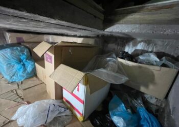 ROKOK seludup disembunyikan seorang lelaki di bawah lantai bilik sebuah rumah di Kampung Gong Datok, Pasir Puteh, Kelantan, semalam.