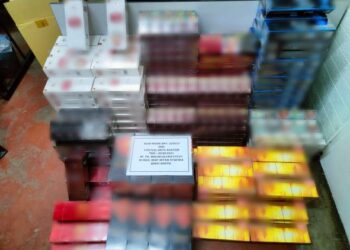 ROKOK seludup yang dirampas selepas menahan seorang lelaki di sebuah rumah di Kampung Kuala Slim di Slim River semalam. - FOTO/IHSAN PDRM