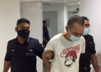 MOHD. Fairuz Embong (tengah) yang dijatuhkan hukuman atas tuduhan merompak seorang lelaki warga Myanmar dibawa keluar dari Mahkamah Sesyen Kuala Terengganu, Kuala Terengganu, hari ini. - UTUSAN/TENGKU DANISH BAHRI TENGKU YUSOFF
