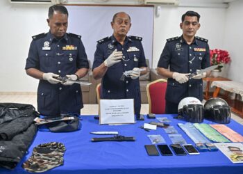 HANYAN Ramlan (tengah) menunjukkan sebahahian barang rampasan selepas  menahan dua suspek disyaki terlibat dalam rompakan bersenjata di IPD Kemaman di Kemaman, Terengganu. - UTUSAN/PUQTRA HAIRRY ROSLI
