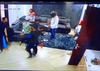 TANGKAP layar kejadian tular membabitkan kes rompakan bersenjata yang didakwa berlaku di Sungai Siput. - UTUSA/MEDIA SOSIAL