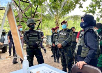 SURINA Saad (kanan) melakukan tinjauan ke pos TS 9, TS 10 dan TS 11 berhampiran pos Sekatan Jalan Raya (SJR) Taman Radzi, Padang Besar. Perlis hari ini.- UTUSAN/NAZLINA NADZARI