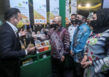 RONALD Kiandee (tengah) melawat pameran Road to Expo 2020 Dubai selepas Program Sesi Dialog Industri Agromakanan Kementerian Pertanian dan Industri Makanan di Putrajaya. - UTUSAN/FAISOL MUSTAFA
