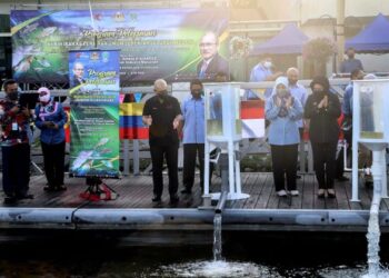 RONALD Kiandee (tengah) melepaskan benih ikan air tawar serentak seluruh negara pada Program Jelajah Perikanan di Anjung Tasik Putrajaya. - UTUSAN/FAISOL MUSTAFA
