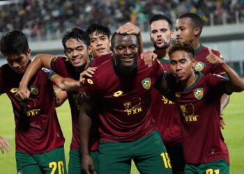 PENYERANG Kedah, Ronald Ngah Wanja meraikan jaringan kemenangan bersama rakan sepasukannya ketika menewaskan Penang FC di Stadium Bandaraya, malam ini.-FB Kedah Darul Aman FC.