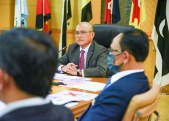 RONALD Kiandee ketika mempengerusikan mesyuarat di Putrajaya semalam bagi membincangkan isu kenaikan harga ayam dalam pasaran. - FOTO/IHSAN MAFI