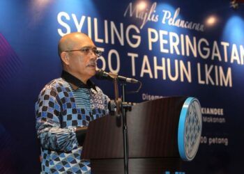 RONALD Kiandee berucap pada Majlis Pelancaran Duit Syiling Peringatan 50 Tahun LKIM di Wisma LKIM, Pulau Meranti, Puchong, Selangor. - UTUSAN/FAISOL MUSTAFA
