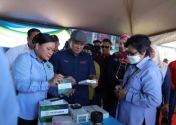 MENTERI Pertanian dan Industri Makanan, Datuk Seri Ronald Kiandee (dua dari kiri) pada Majlis Perasmian SMART SBB di Kota Belud hari ini.