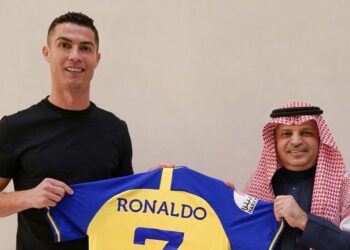 CRISTIANO Ronaldo (kiri) menerima jersi Al Nassr daripada presiden kelab, Musalli Al-Muammar di Madrid hari ini selepas disahkan menandatangani kontrak bersama pasukan Arab Saudi itu. - AFP