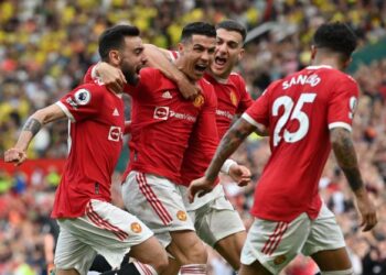 RONALDO bersama rakan sepasukannya meraikan jaringan kemenangan ketika menundukkan Norwich dalam aksi Liga Perdana Inggeris (EPL) di Old Trafford, kelmarin.-AFP