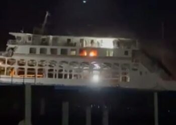 KEADAAN sebuah feri Roro yang terbakar di  limbungan pembaikan kapal di Bukit Malut, Langkawi, malam tadi. - MEDIA SOSIAL