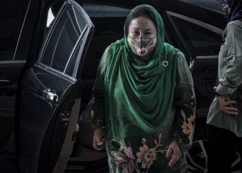 ROSMAH Mansor hadir di Kompleks Mahkamah Kuala Lumpur hari ini bagi sambung perbicaraan terhadap tiga pertuduhan rasuah yang dihadapinya membabitkan projek hibrid solar bernilai RM1.25 bilion untuk 369 buah sekolah luar bandar di Sarawak. - UTUSAN/FAIZ ALIF AHMAD ZUBIR