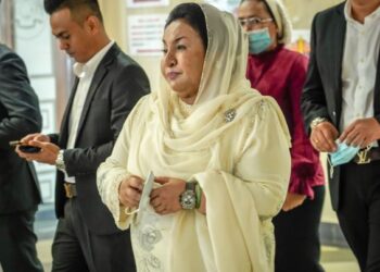 ROSMAH Mansor hadir di Mahkamah Tinggi Kuala Lumpur bagi prosiding perbicaraan kes rasuah dihadapinya, semalam. - UTUSAN/FARIZ RUSADIO
