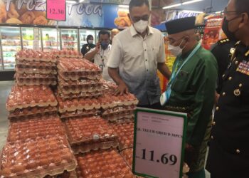ROSOL Wahid (kiri) ketika hadir membuat tinjauan kebersediaan barangan keperluan pengguna di kawasan luar bandar di Pasar Raya BS Freshmart Bukit Goh di Kampung Padang di Kuantan, Pahang. - UTUSAN/DIANA SURYA ABD WAHAB