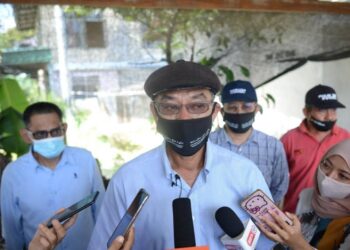 ROSOL Wahid dalam sidang akhbar di Kuala Terengganu, hari ini. - UTUSAN/PUQTRA HAIRRY ROSLI