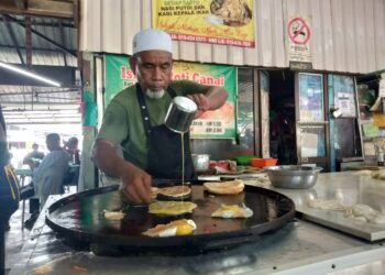 ISMAIL Ibrahim masih menjual roti canai kosong pada harga RM1 di kedainya di Bukit Mertajam, Pulau Pinang meskipun berdepan pelbagai kenaikan kos bahan mentah yang mendadak ketika ini.