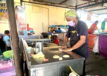 ZAINI Ensop antara peniaga roti canai di Arau yang terkesan akibat kenaikan harga barang mentah di Perlis.  – UTUSAN/MOHD. HAFIZ ABD. MUTALIB