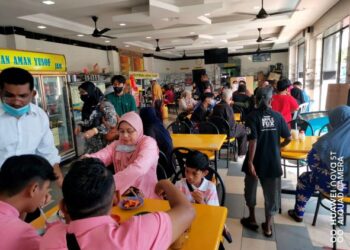 KEADAAN pelanggan yang menjamu selera di Restoran Yusop di Teluk Intan, Perak, semalam. - UTUSAN/AIN SAFRE BIDIN