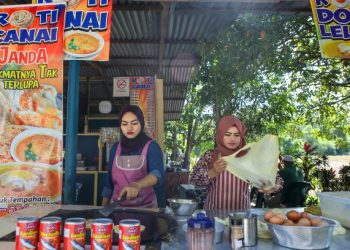 NORASIAH Abdul Rahman (kanan) dan Nurul Nadia Ismail yang berstatus ibu tunggal menyediakan roti canai untuk pelanggan Restoran Roti Canai Janda - Nikmatnya Tak Terlupa di Kampung Baru Derang, Pokok Sena, Kedah, semalam. - UTUSAN/SHAHIR NOORDIN