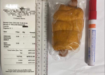 PEMILIK kedai yang dikritik hebat oleh orang ramai kerana menjual roti sosej pada harga RM5.