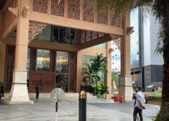 ISMAIL Sabri Yaakob dan Hamzah Zainuddin dilaporkan tiba di Hotel Royal Chulan Kuala Lumpur pukul 2.45 petang tadi dipercayai bagi membincangkan  sokongan majoriti untuk membentuk kerajaan baharu. - UTUSAN/OMAR ZIN