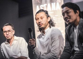 LUQMAN (tengah) banyak memerhatikan cara kerja pengarah berpengalaman dalam menggarap siri mini Astana.